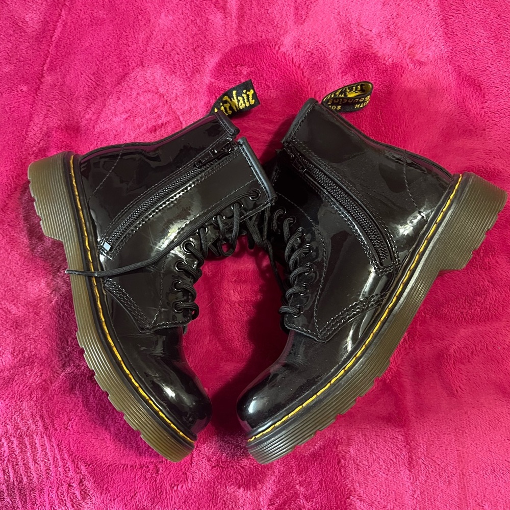 Dr. Martens Shiny Black Kids Boots - Picture 4 of 6